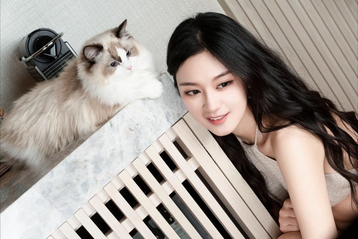 重庆高温天气持续 大熊猫洗冰水浴防暑降温